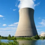 Grande tour nucleaire refroidissement cylindrique vapeur montante