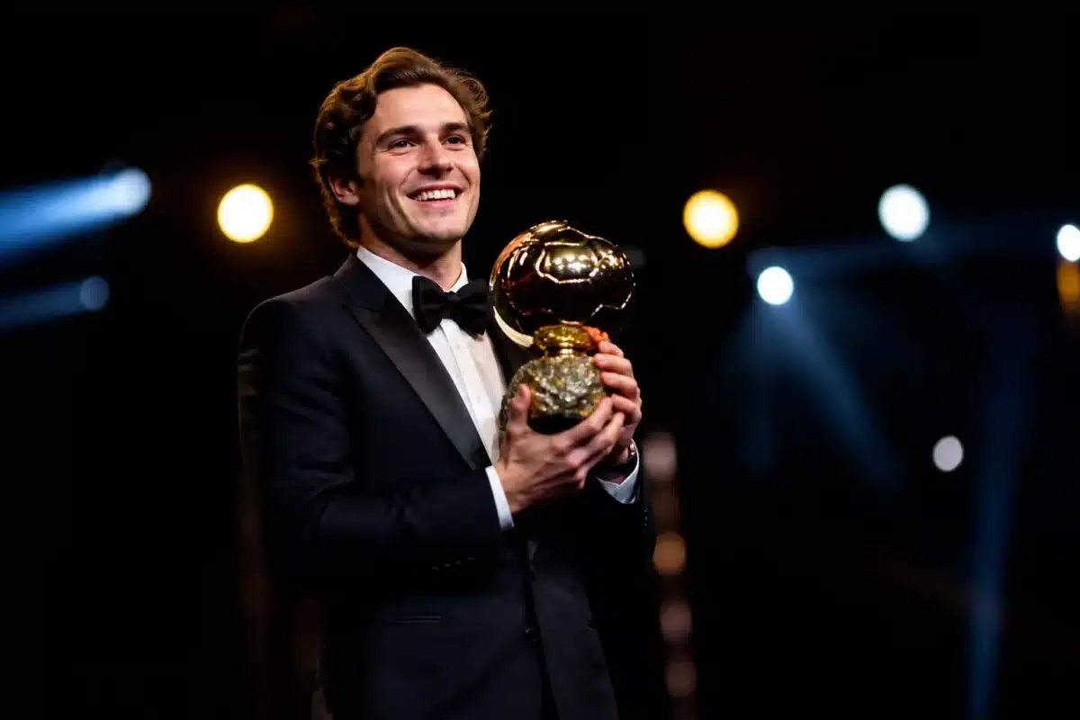 Homme recevant trophee sur scene illuminee internationale
