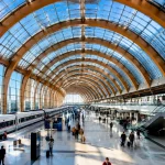 Immense gare aux voûtes monumentales et modernes
