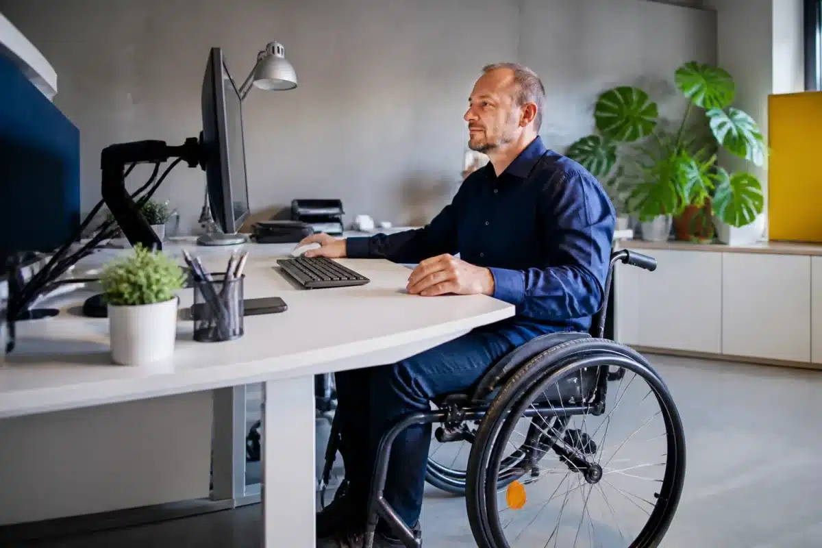 Employeur public aménageant un poste travail handicapé