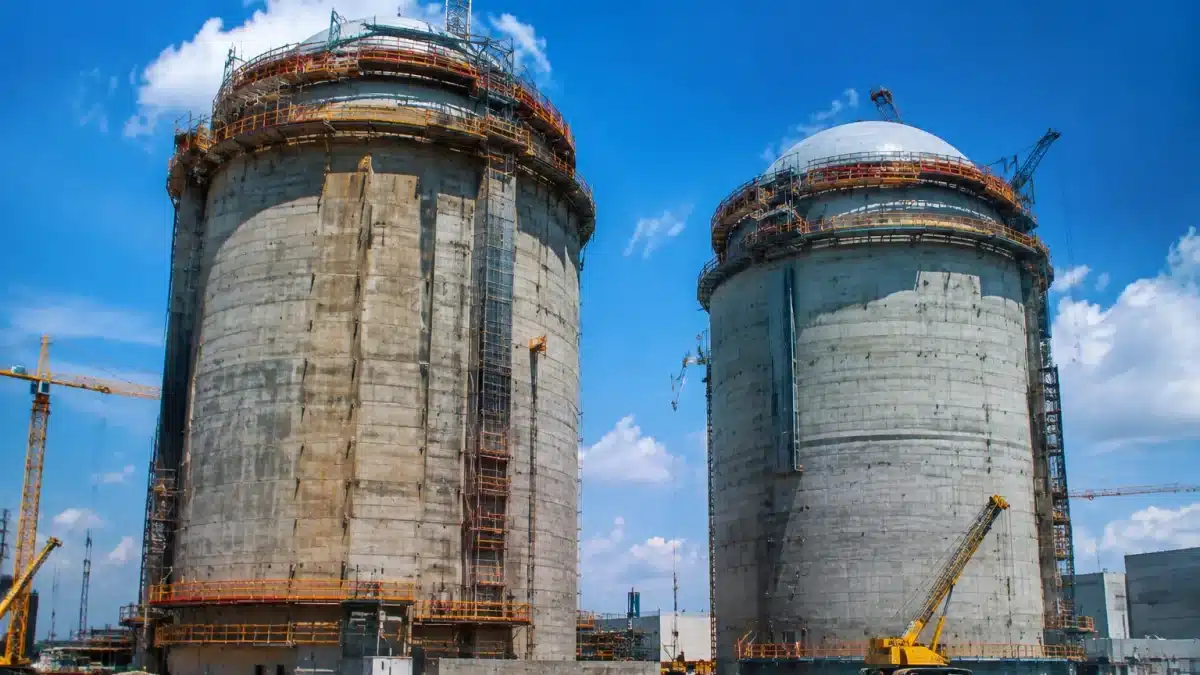 Deux structures massives de reacteur nuclear se dressent verticalement sur le chantier