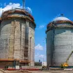 Deux structures massives de reacteur nuclear se dressent verticalement sur le chantier
