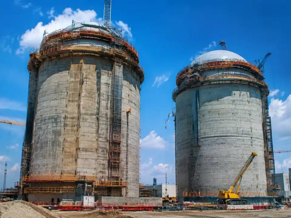 Deux structures massives de reacteur nuclear se dressent verticalement sur le chantier