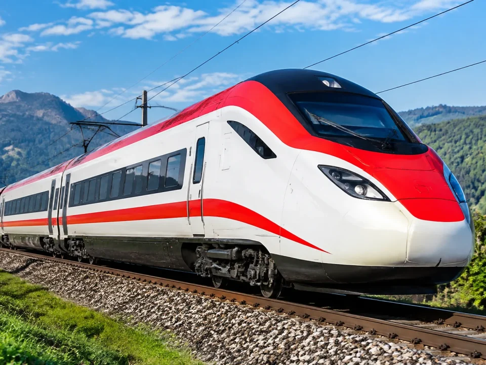 Locomotive profil aerodynamique blanc rouge incline en avant