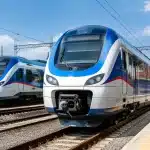 Locomotives modernes alignees sur rails de gare ferroviaire