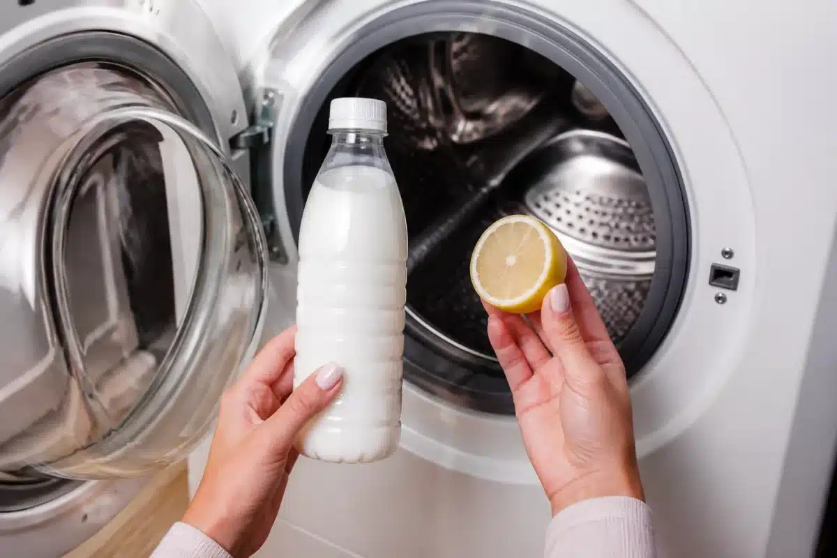 Machine a laver avec citron et flacon lait blanc