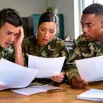 Soldats en uniforme consultent relevés de paie papier étonnés