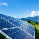 Panneaux solaires sous ciel bleu, symbole investissement public énergétique