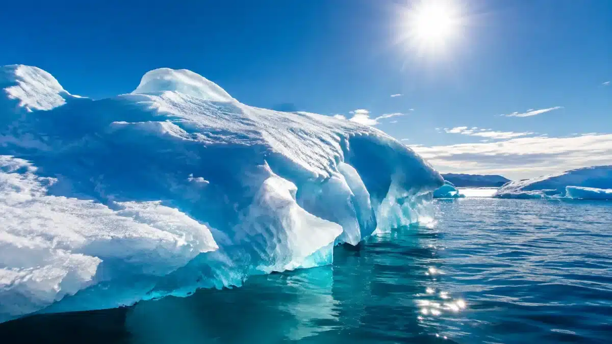 Sol arctique gelé fondant progressivement sous le soleil estival