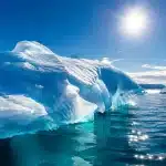 Sol arctique gelé fondant progressivement sous le soleil estival