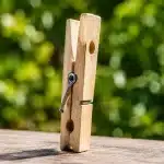 Pince a linge en bois avec deux trous alignes verticalement sur les cotes