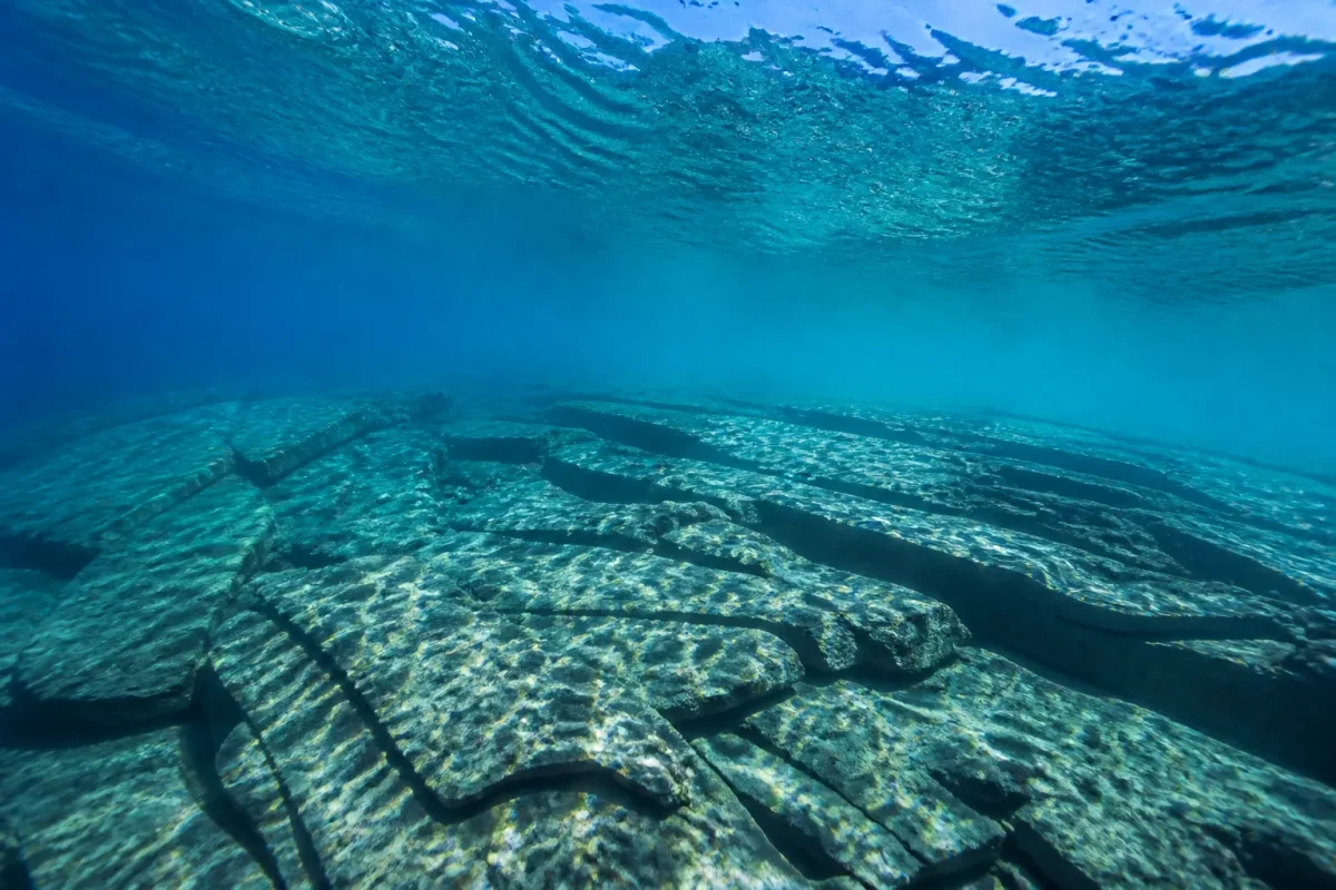 Plateau rocheux gris sous eaux oceanes