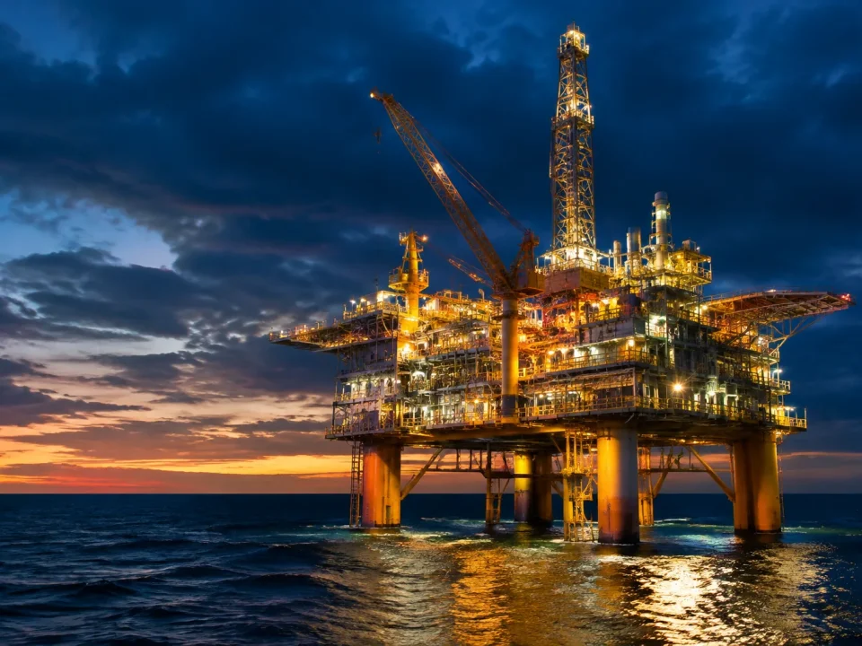 Plateforme acier massive derrick eclairee surplombant ocean sombre
