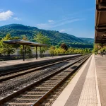 Rails vides avec gare deserte et quai immobile