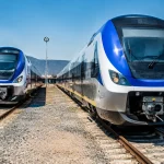 Rames bimodales stationnes en rangee sur rails depot
