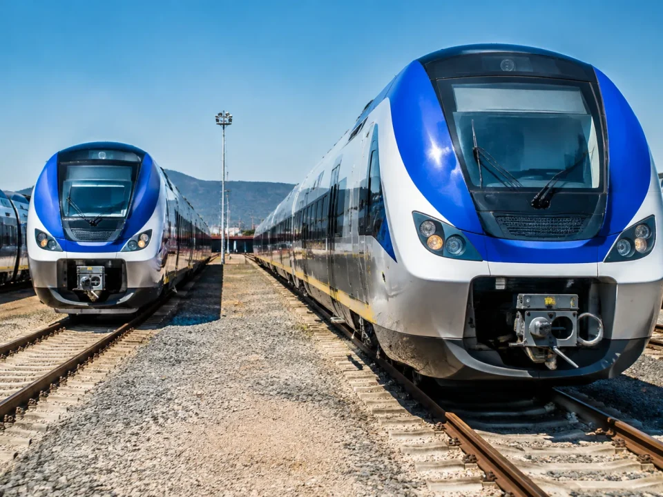 Rames bimodales stationnes en rangee sur rails depot