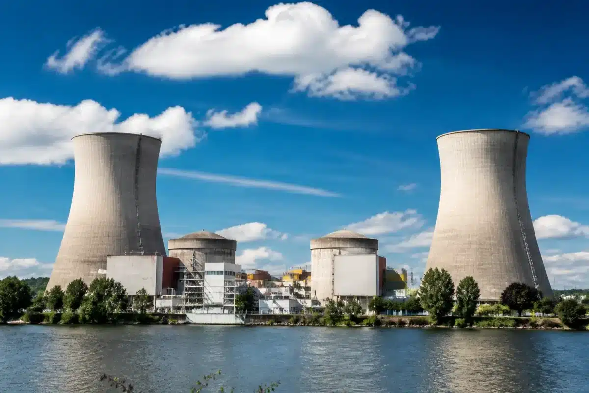 Deux reacteurs nucleaires cote a cote comparaison