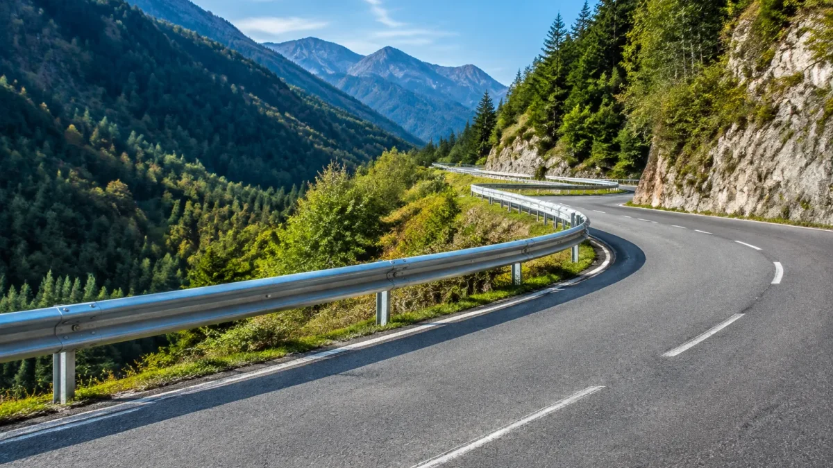 Route sinueuse montagne bordee barrieres metalliques renforcees