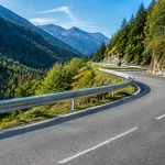 Route sinueuse montagne bordee barrieres metalliques renforcees