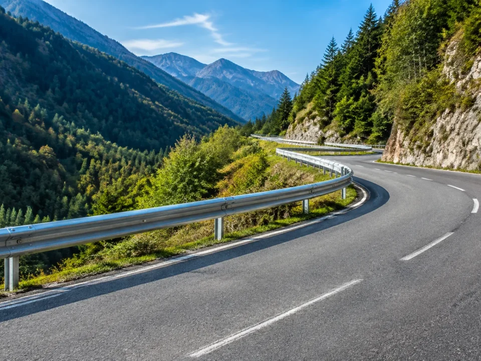 Route sinueuse montagne bordee barrieres metalliques renforcees