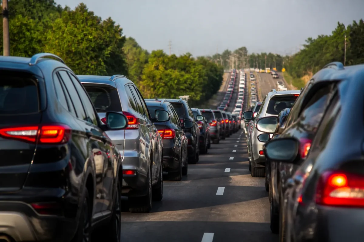 Route neuve remplie de voitures immobiles en congestion
