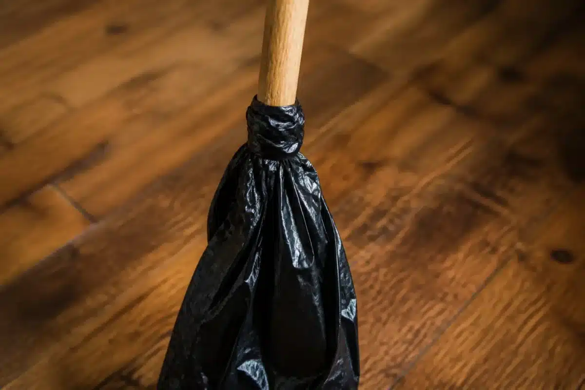 Sac plastique fixe fermement autour manche balai