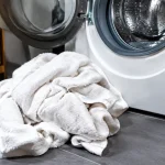 Serviettes blanches trempees posees pres machine a laver