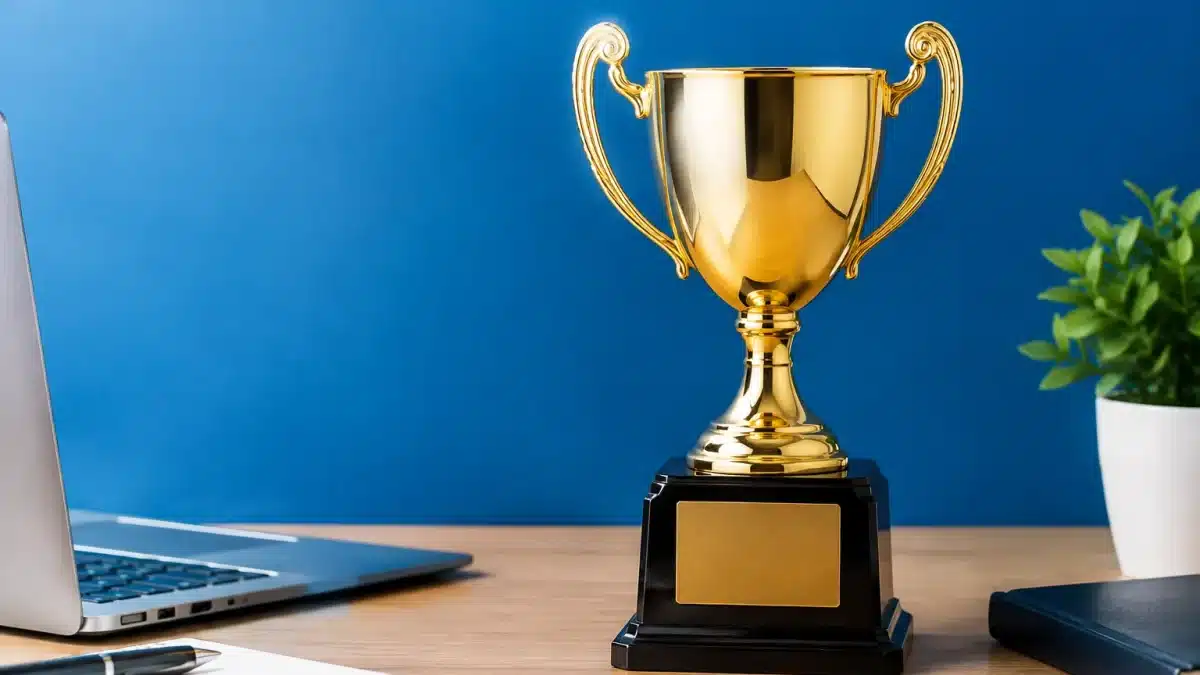Trophee recompense pose sur bureau professionnel fond bleu