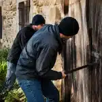 Groupe d'individus forcant porte fermee residence secondaire abandonnee