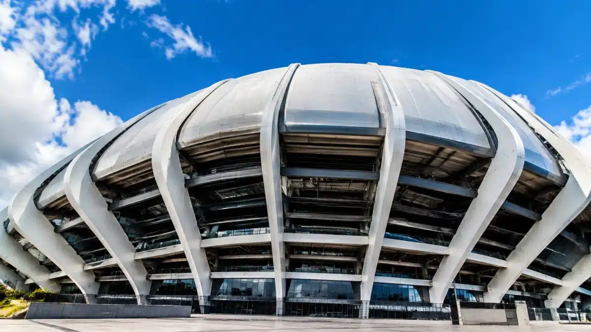 Dome structure imposante du stade olympique vue de bas
