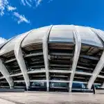 Dome structure imposante du stade olympique vue de bas