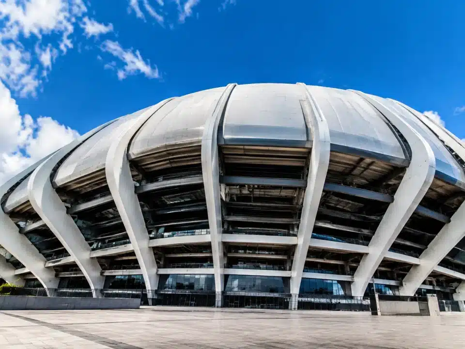 Dome structure imposante du stade olympique vue de bas