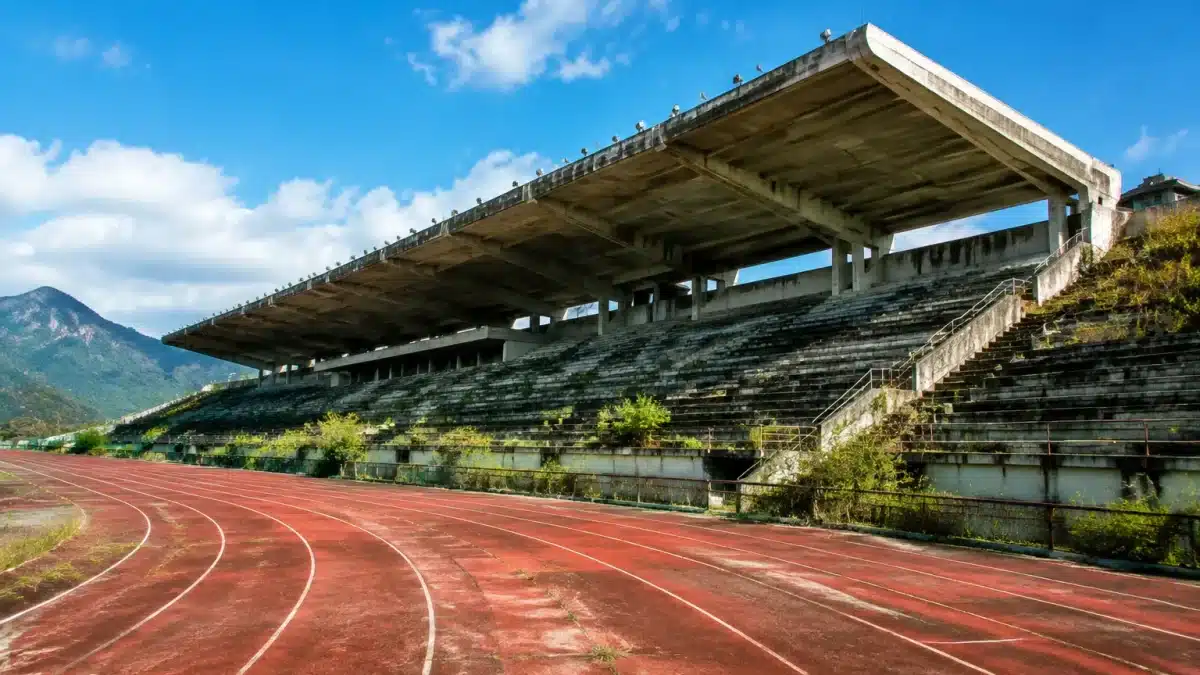 Stades de beton abandonnes apres les jeux olympiques