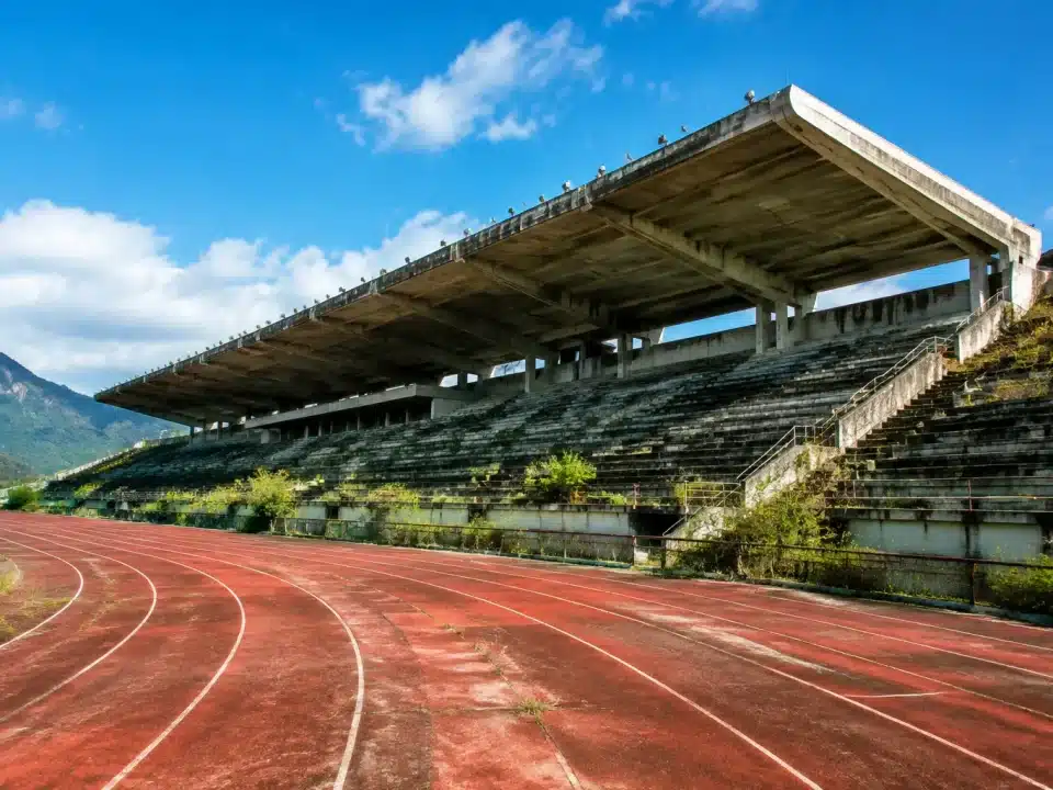 Stades de beton abandonnes apres les jeux olympiques