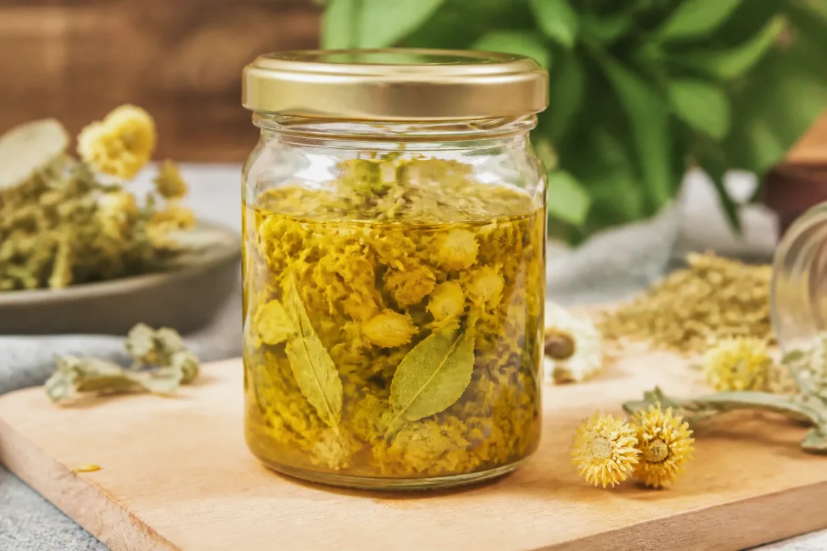 Bocal verre contenant tisane jaune ferme au froid