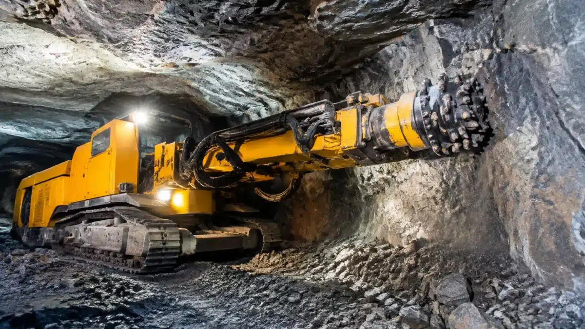 Excavatrice souterraine creusant horizontalement dans la roche de montagne