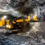 Excavatrice souterraine creusant horizontalement dans la roche de montagne