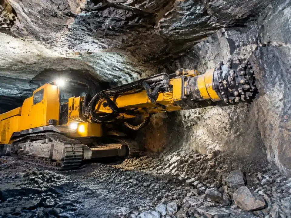 Excavatrice souterraine creusant horizontalement dans la roche de montagne