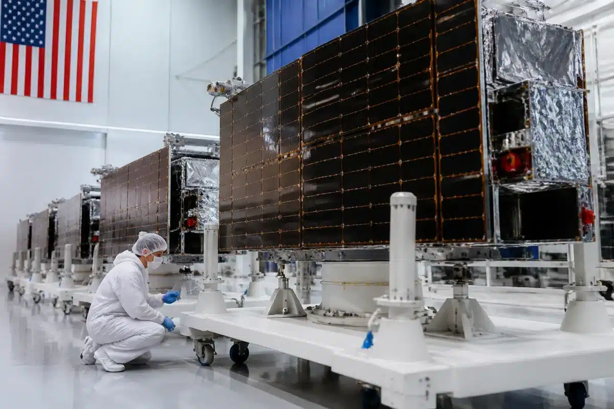 Usine de fabrication de satellites en orbite basse moderne