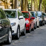 vehicules immobiles alignes densement sur chaussee