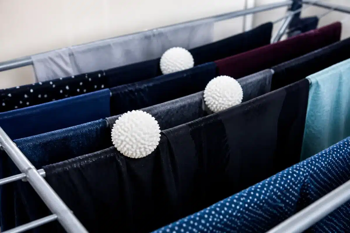 Vetements humides suspendus avec balles seche linge hiver