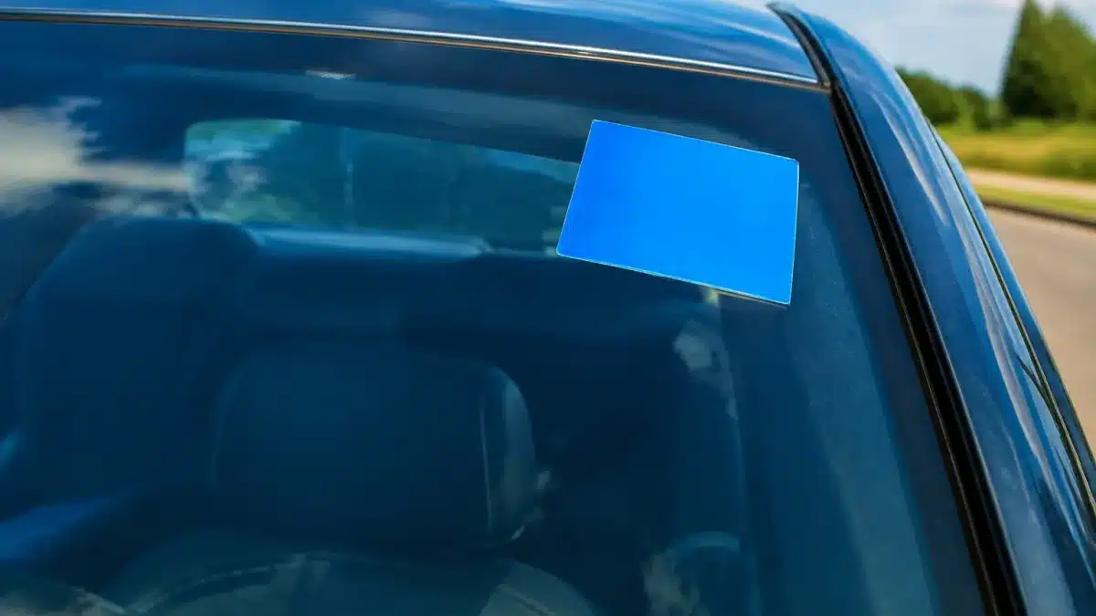 Autocollant rectangulaire bleu affiche sur vitre automobile angle superieur droit