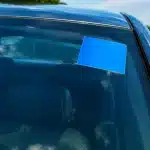 Autocollant rectangulaire bleu affiche sur vitre automobile angle superieur droit