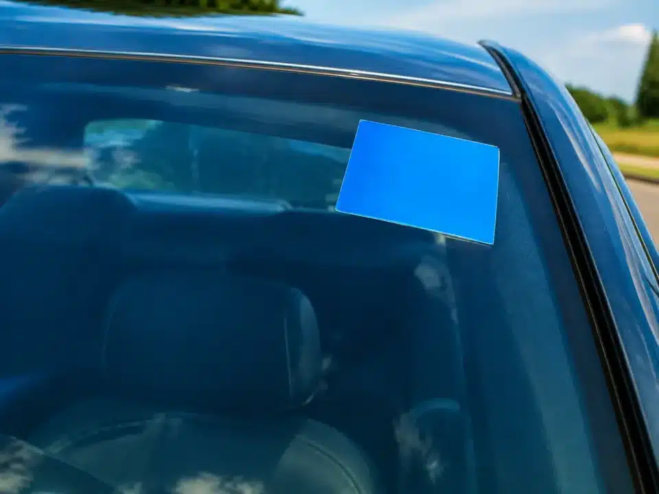 Autocollant rectangulaire bleu affiche sur vitre automobile angle superieur droit