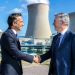Poignee main entre deux dirigeants devant domes reacteur