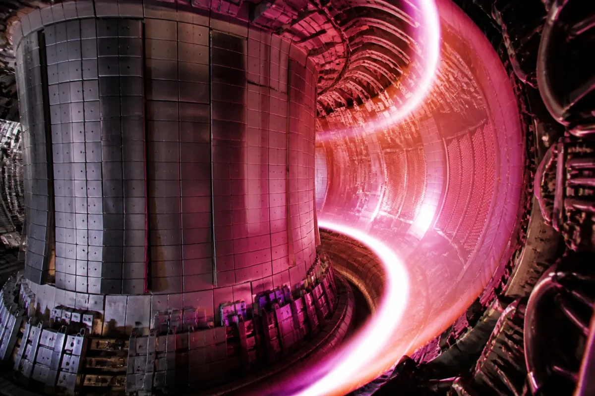 Tokamak produisant plasma incandescent a tres haute temperature