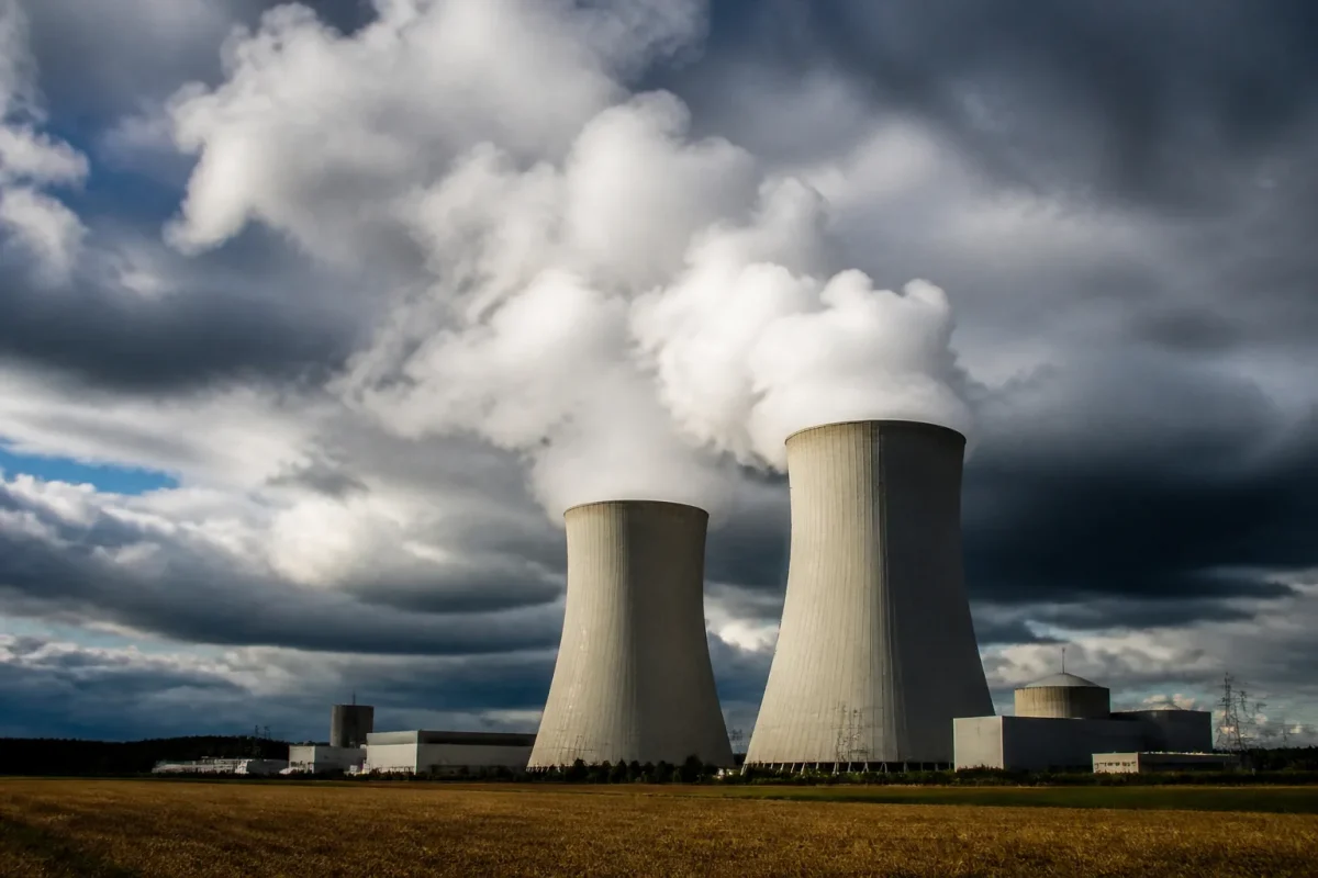 Tours de refroidissement nucleaires fumantes sous ciel sombre