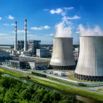 Tours refroidissement gris entourant large complexe energetique industriel