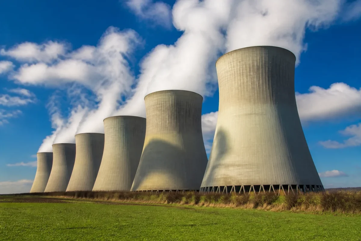 Tours de refroidissement gris nucleaires alignees en rangee